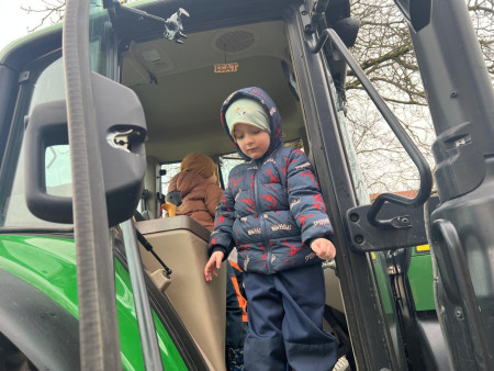 Na zahradu nám přijel traktor